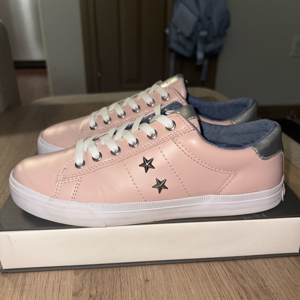 ❌ SOLD ❌ Tommy Hilfiger |  Blush Pink Leather Sneakers with Star Accents - Picture 3 of 4